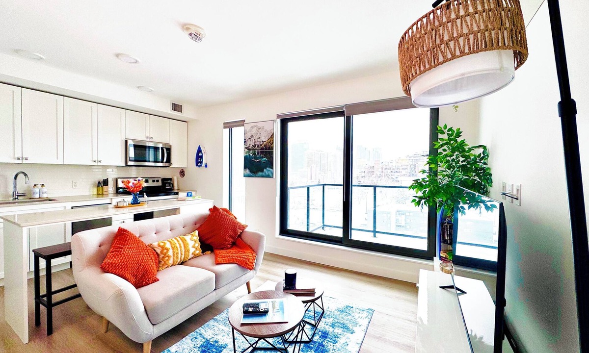 Crescent Heights Apartment | 1 Bedroom Apt | Bow River Views | 5 mins to Stampede | Free Street Parking