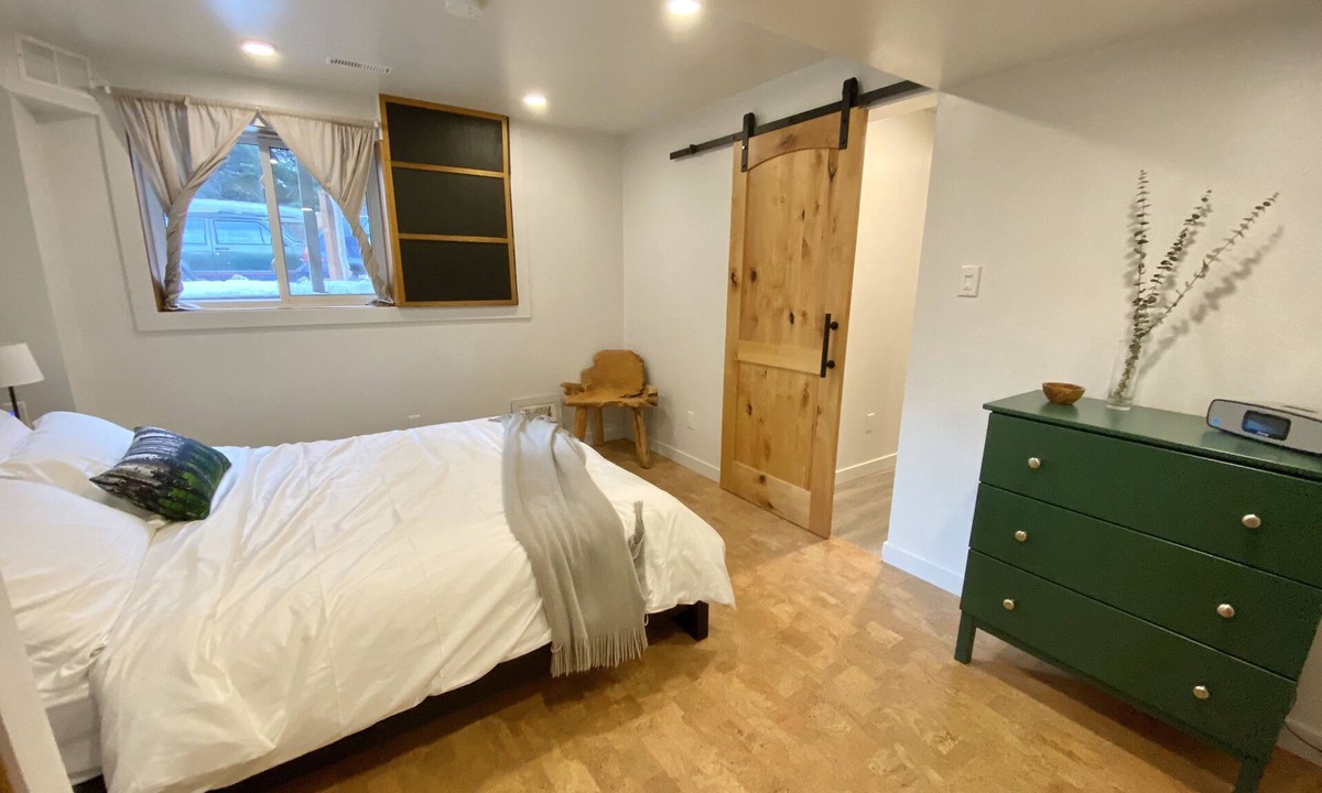 Cougar Creek Bed & Breakfast | 1 Bedroom Hideaway with Cozy Fireplace