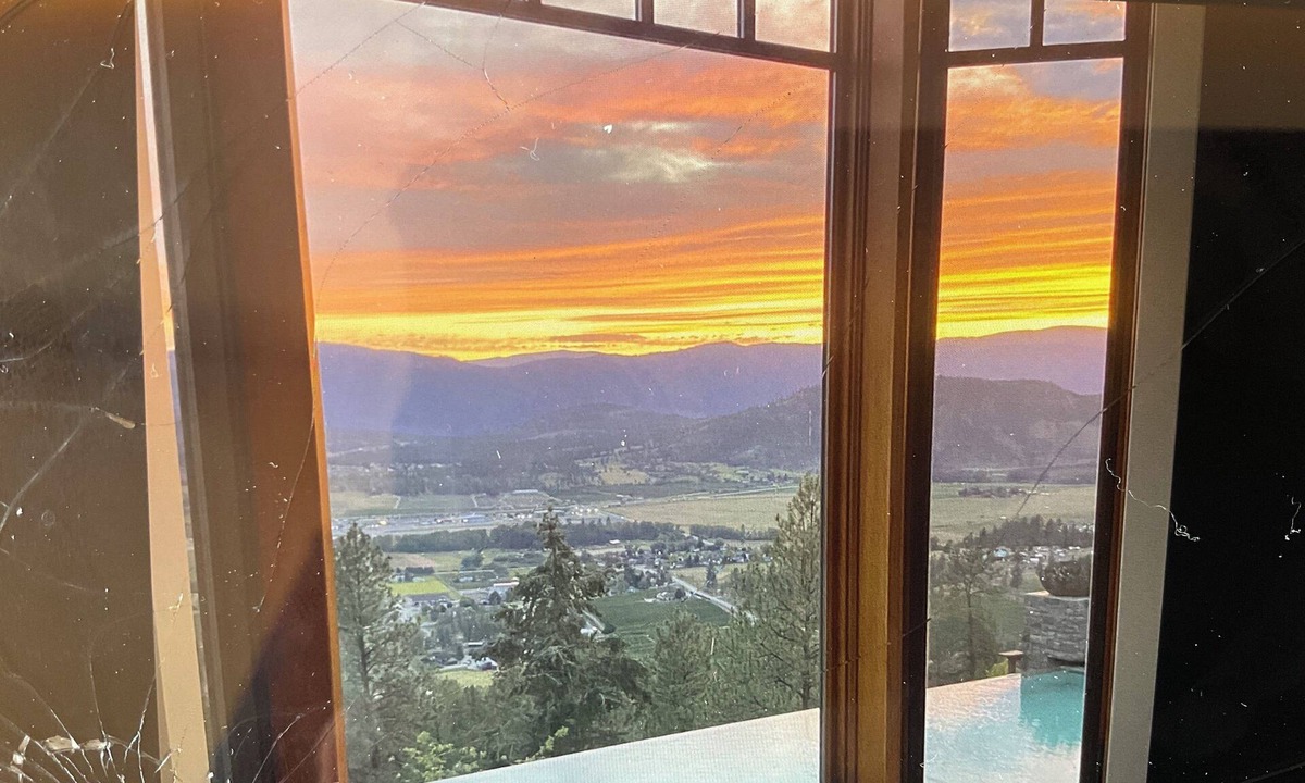 Central Okanagan House | 10 Acre estate with 40 mile views of Kelowna and Lake Country