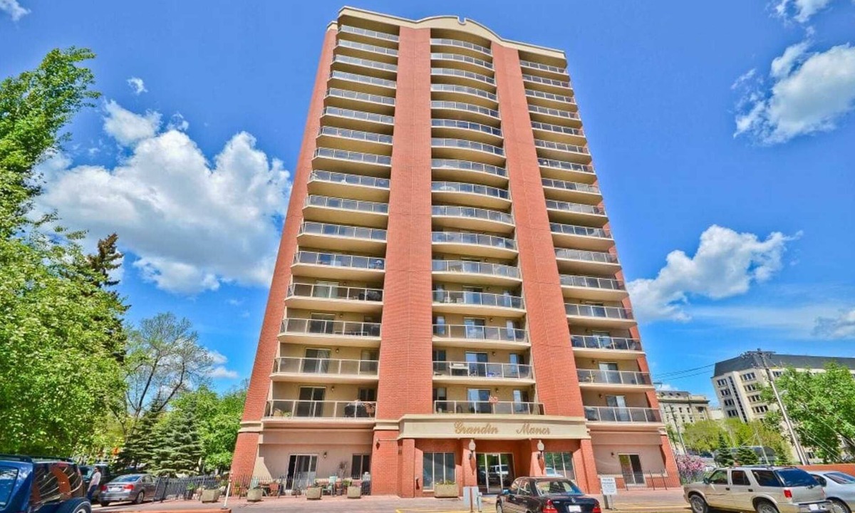 North Central Edmonton Condo | 1100 sq. ft. Downtown Condo, 1 bedroom, 1 office with 2 full bathrooms.