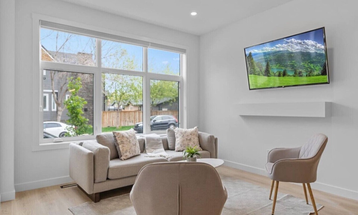 Southwest Calgary Villa | 12 Guests | 2 King Beds | Ping Pong| 6 BR| Garage