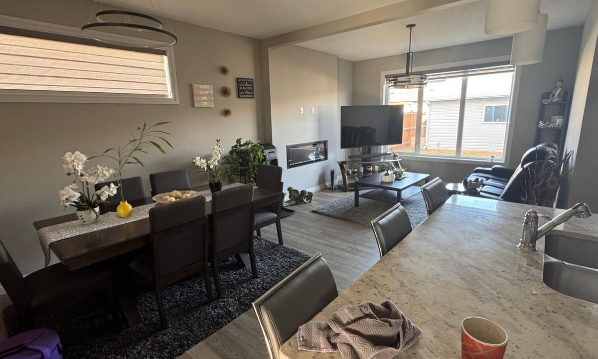 Northwest Calgary Boat Rental | 15 minutes from YYC Airport and 25 minutes from Downtown 3 Bedroom duplex