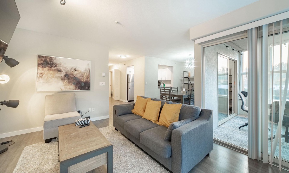Fairview Apartment | 2-BDR 2-BATH | 1100 sq.ft | Near Granville Island