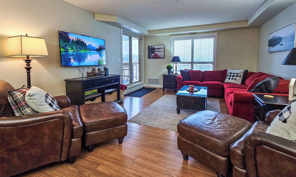 Invermere Apartment | 2 BDRM plus den/Near Lake/Beach 2mins away