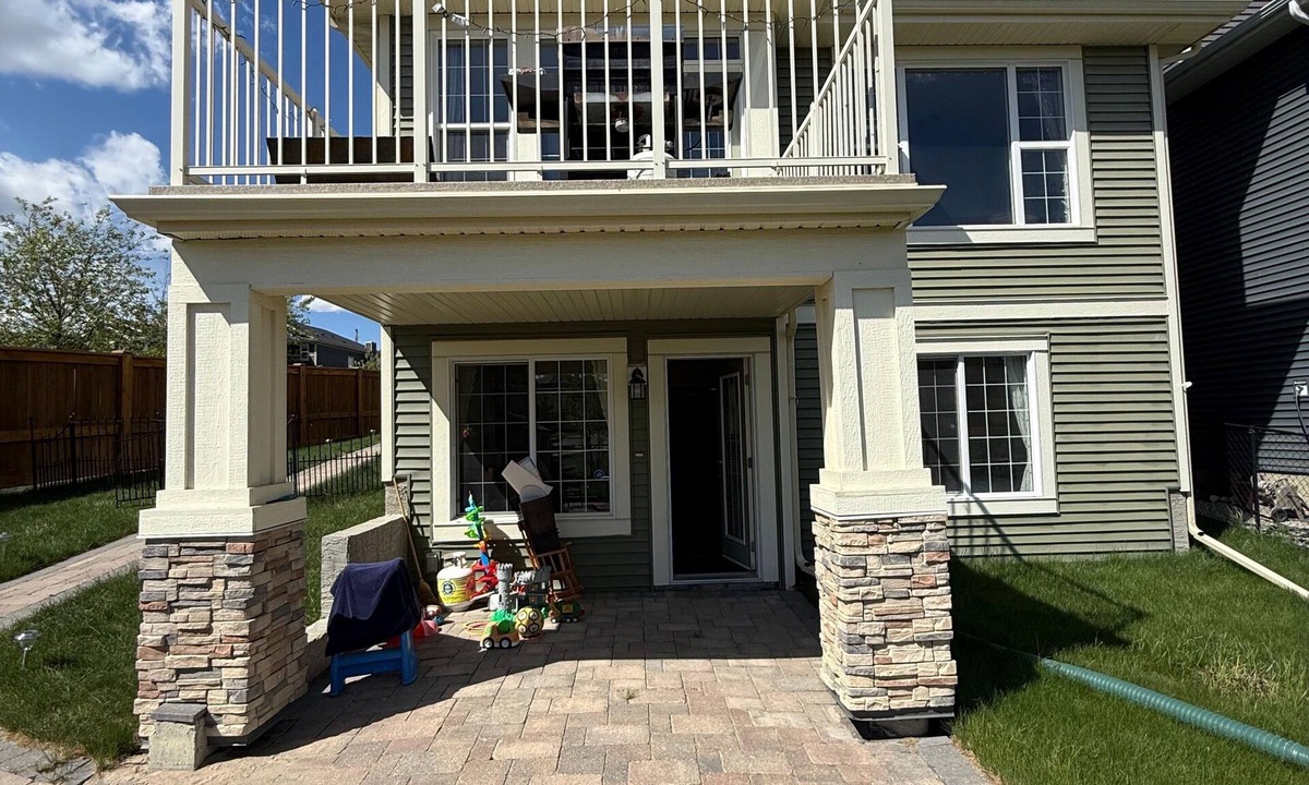 Symons Valley House | 2 Bed Room, 1 Bath, Living, Kitchen, Office, Bright, Walkout Basement Suite