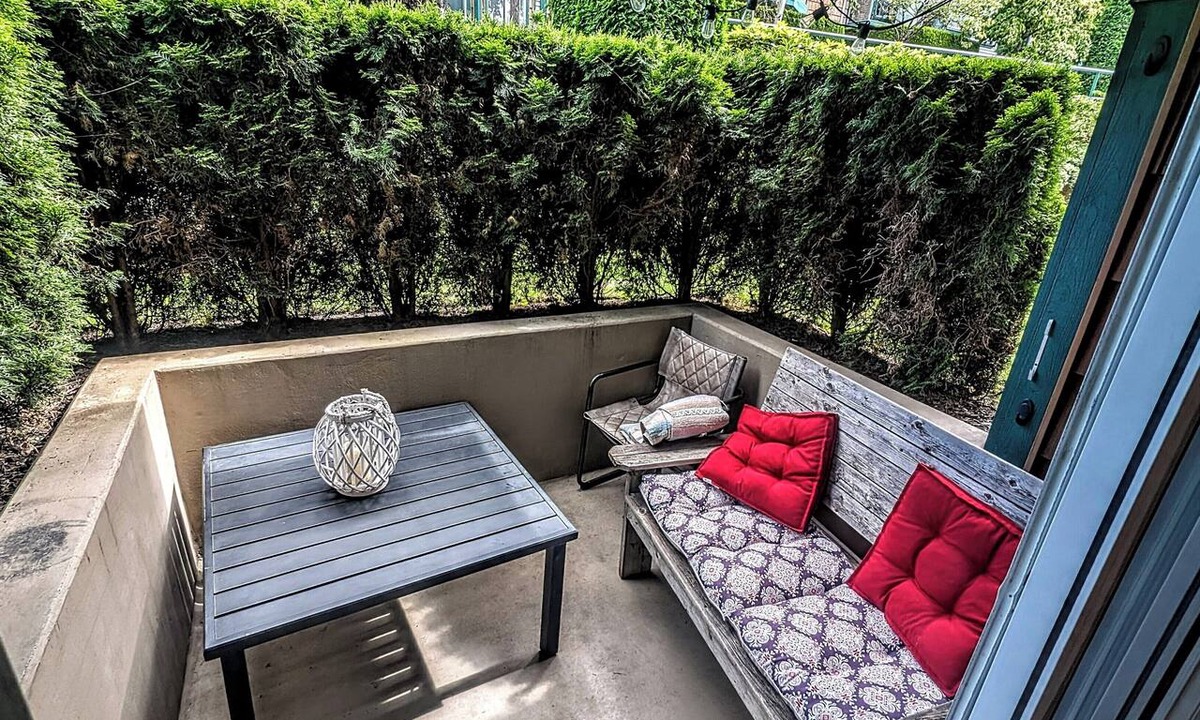 Saanich Condo | 2 bedroom, 2 full bathrooms. Central location, walking distance to all amenities