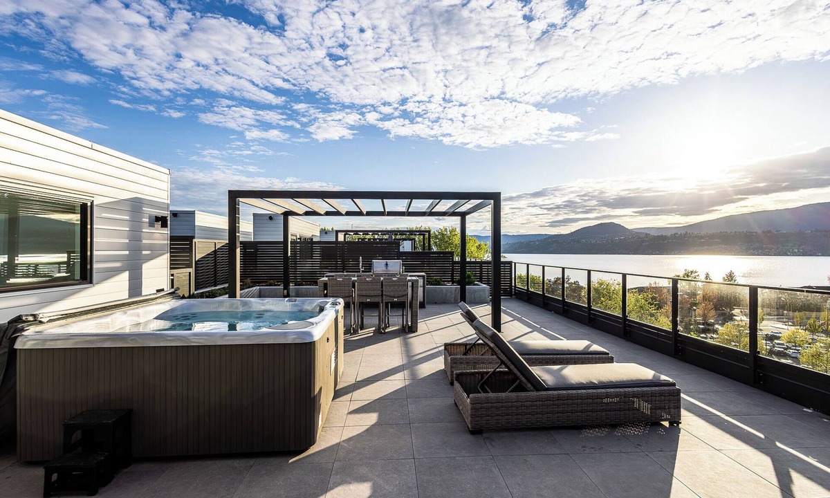 South Pandosy House | 2-bedroom condo with king beds in Kelowna across from Gyro Beach. Rooftop Deck.