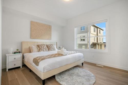 Springbank Hill House | 2 Bedroom Modern Townhouse Near Aspen Landing with Garage Parking, Fast Wi-Fi, Office, 2 Full Baths & Netflix