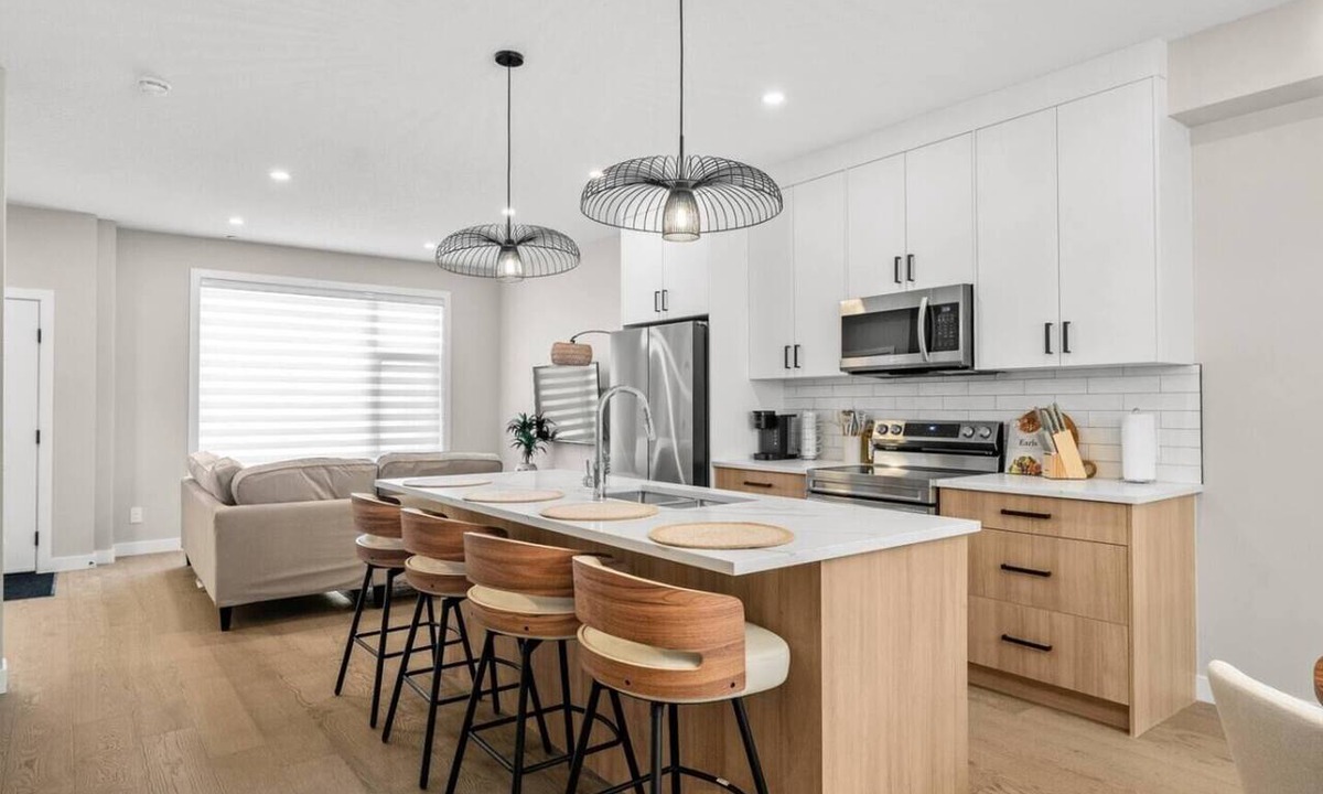 Banff Trail House | 2 King Bed | Garage | Min to UofC | NEW