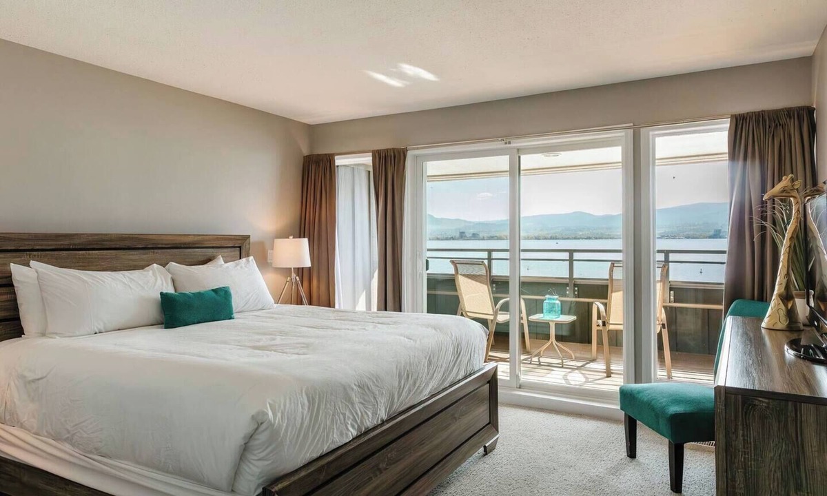 Central Okanagan Condo | 204 - Chic Home with Scenic Views - CasaLoma