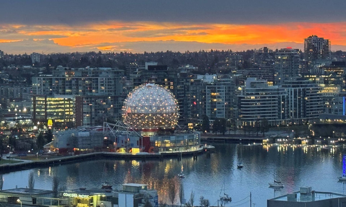 Crosstown Condo | 2BR,2BTR with AC condo in vancouver 6 guests parking