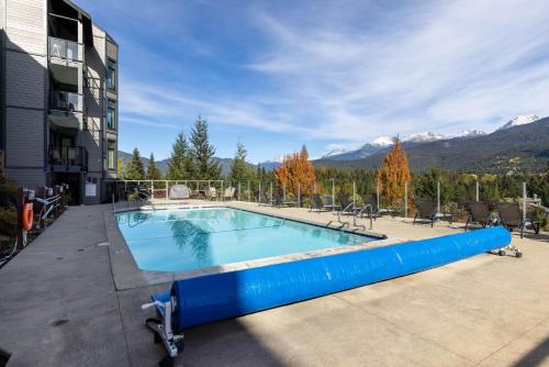 Blueberry Hill Apartment | 2BR in Ironwood, Stunning Mountain Views, Shared Hot Tub and Pool, Fireplace, Parking