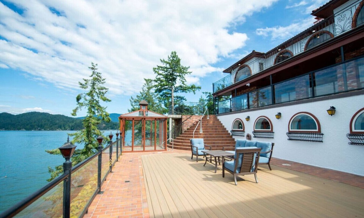 Gibsons House | 2BR Oceanfront Getaway with Stunning Coastal Views