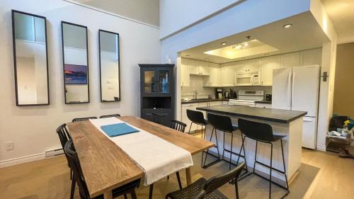 Blueberry Hill House | 2BR plus Loft, Modern and Spacious, Hot Tub and Sauna, Private Balcony, Fireplace