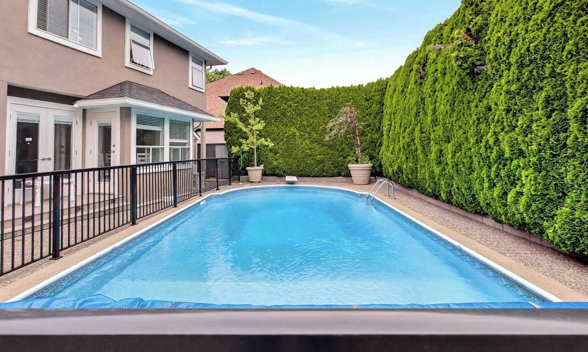 Newton Apartment | 2BR Surrey Pool Suite Near White Rock