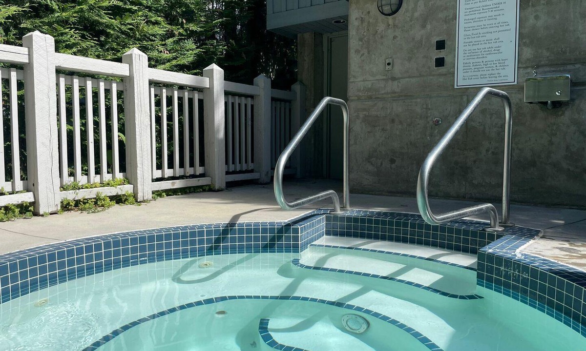 Blackcomb House | 2BR | Treeline - Benchlands | Dog Friendly | Ski-in Access | Free Parking