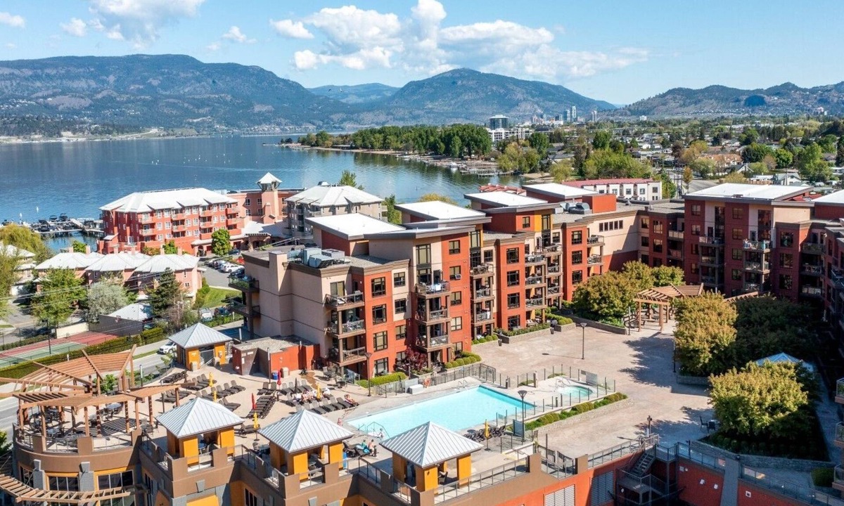 South Pandosy Apartment | 3 Bd Condo @ Playa 153 w Courtyard View & Pool