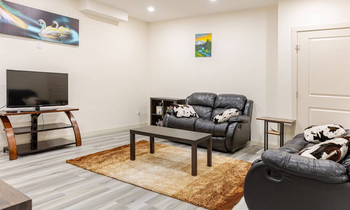 Evanston House | 3 BdR Suite in Calgary - Enjoy Rockies, Banff, Lake Louise, Dinosaur museum