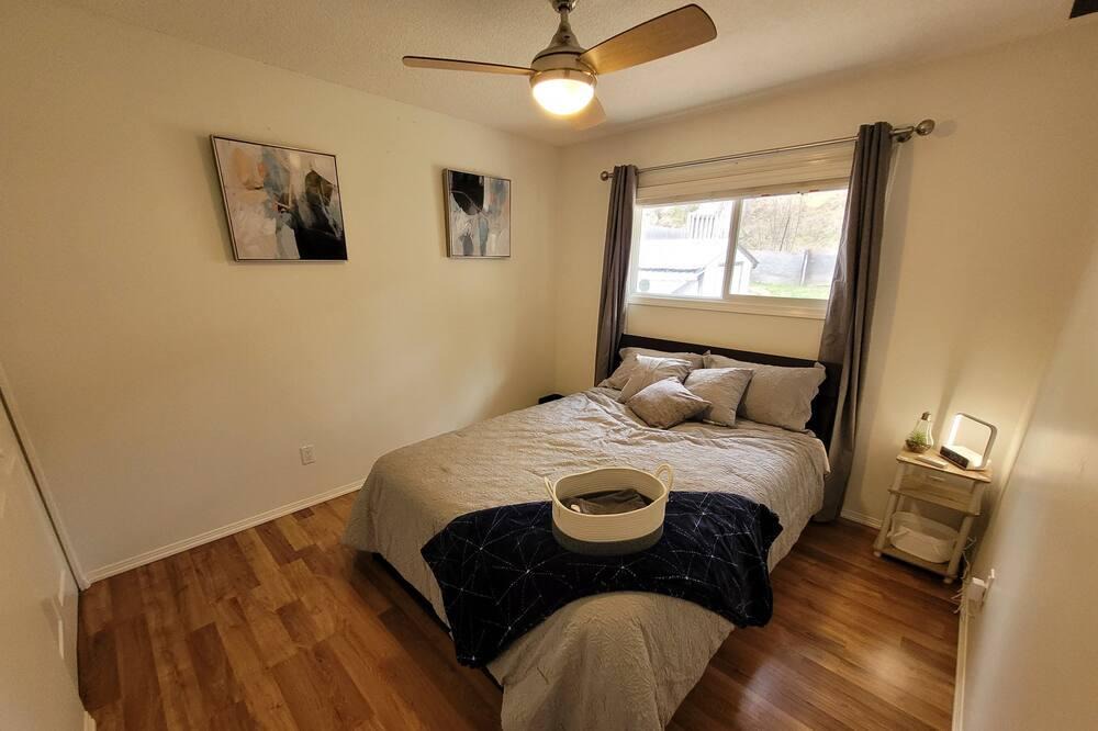 Prince George House | 3 Bedroom(4 beds) Main Floor House With Large Yard and Patio.Family/Pet Friendly