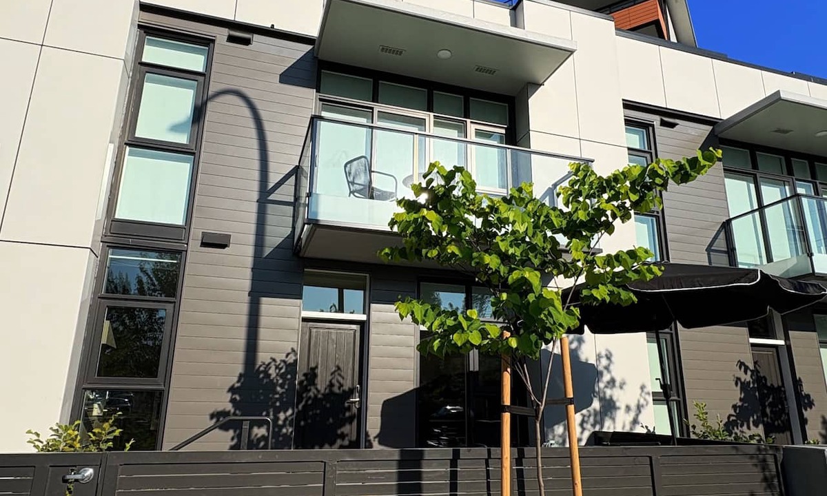 South Pandosy House | 3-bedroom townhome with roof top patio - Gyro Beach across the street