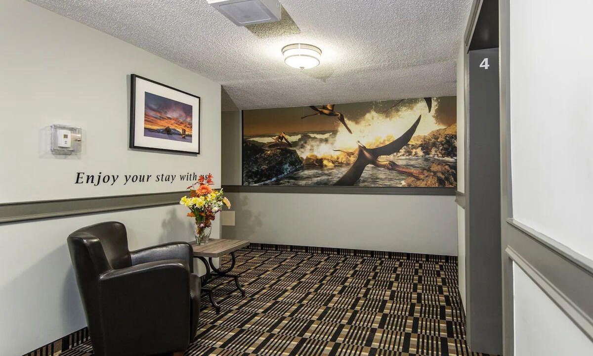 Grande Prairie Hotel | 3 Clean & Modern Rooms – 5 Min Walk to Majors Homestyle Restaurant