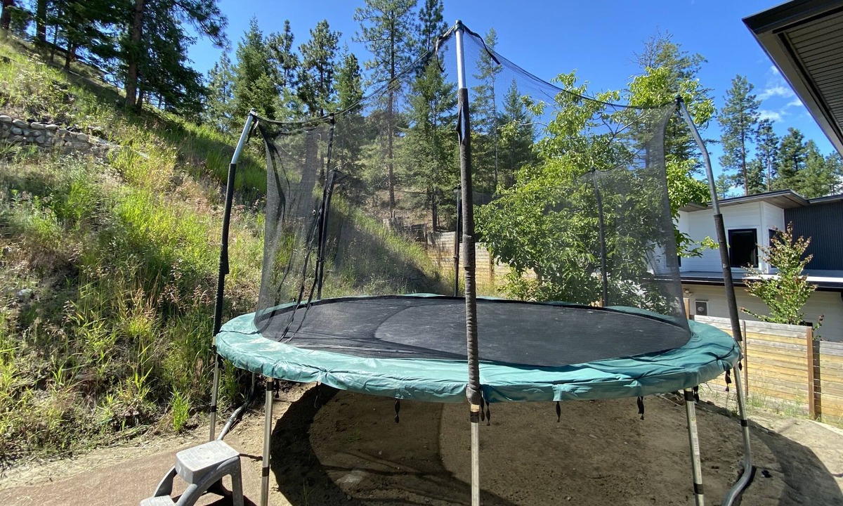 Southwest Mission House | 🏖☀️ 3 sty Hse + Lg hot tub! Vacation close to Beaches, Trails, Wineries & Cafes.