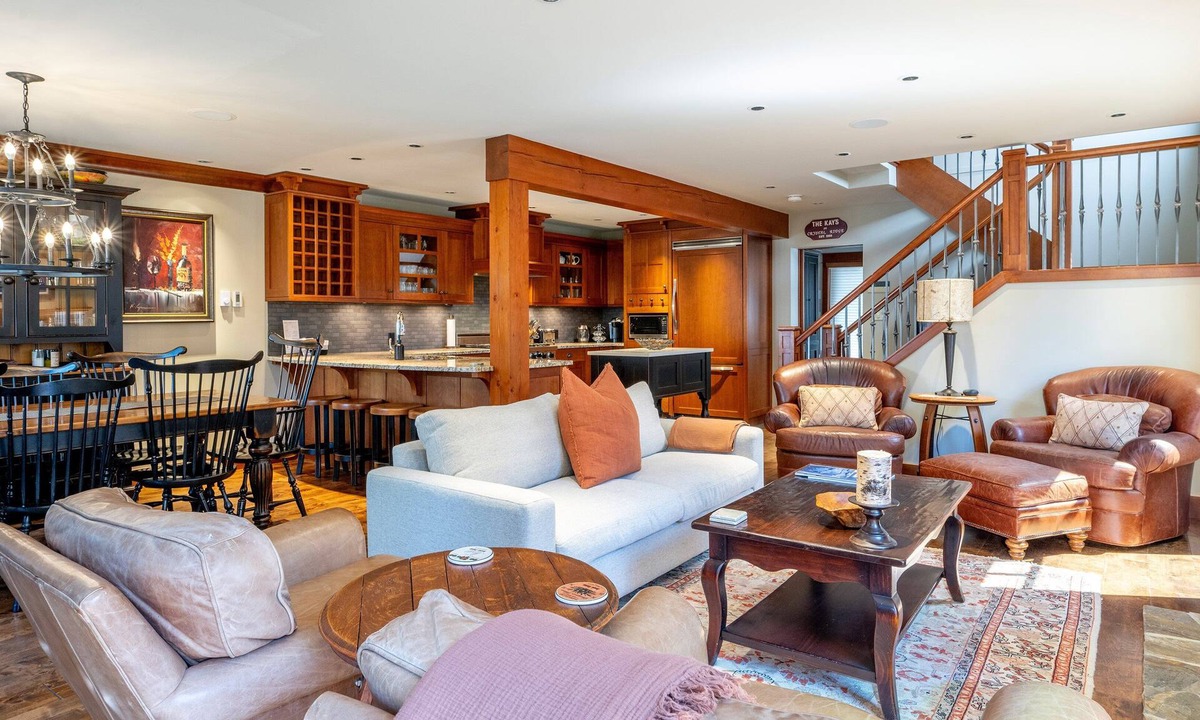Upper Village House | 3BR + Den | Walk to Slopes | Hot Tub | Garage (Gear Storage Only)