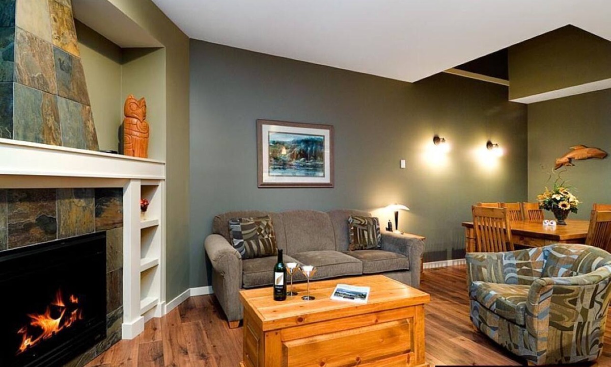 Scotch Creek House | 4-Bdrm Waterfront Townhome
