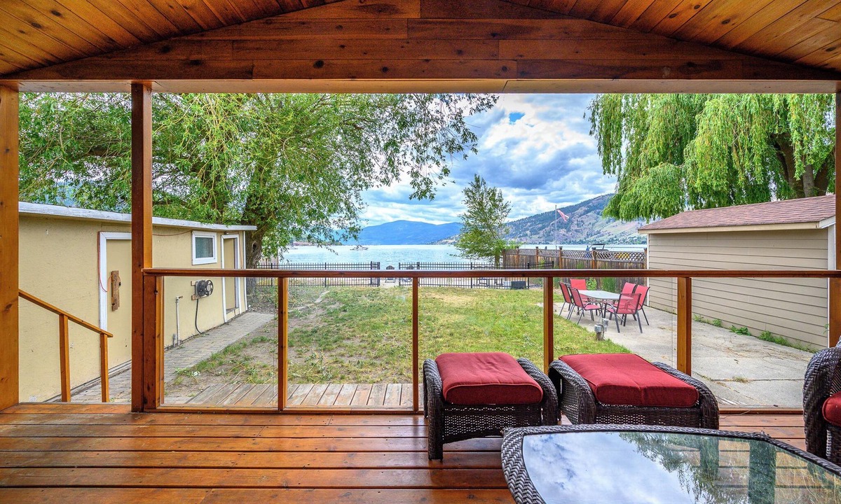 Vernon House | 4 bedroom - Lakefront Home - Private Beach - Close to Town