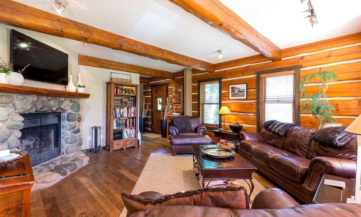 Pemberton House | 4 Bedroom Luxury Log in Pemberton for Ski Season Rental