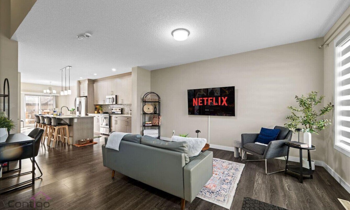 North Central Edmonton House | 4 BR | Pet Friendly | Steps to Stadium & Rogers!