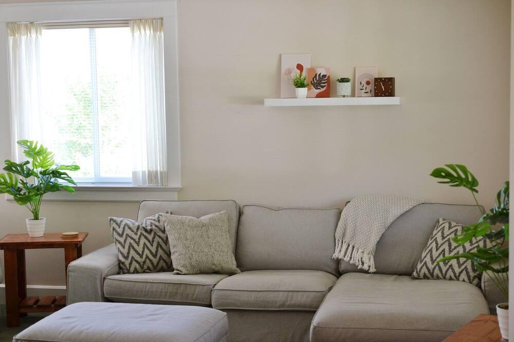 Vernon Cottage | 4 BR w/ AC Steps From the Lake