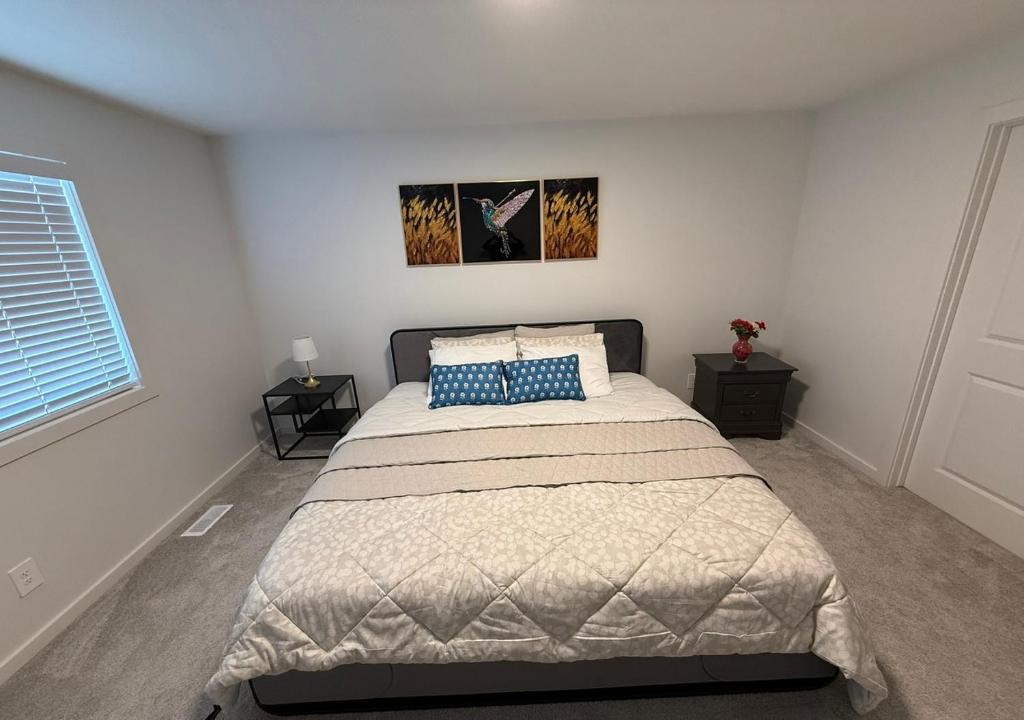 Southwest Calgary Villa | 4BR Family Home Free Parking Near Banff and Stampede