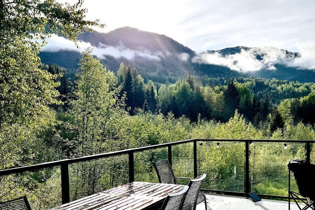 Rossland House | 4BR Luxury Basecamp - All Seasons -Sauna-Steam-Soak