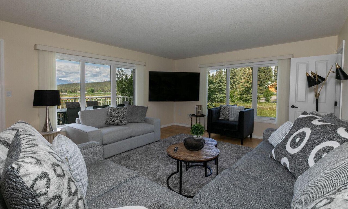Hinton House | 5-Br Tranquil Retreat | HEATED Pool & Hot Tub | 12-Mins to Jasper National Park