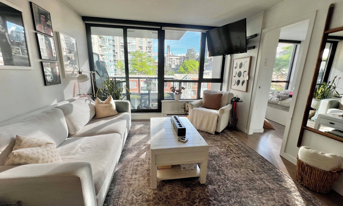 Downtown Vancouver Apartment | 5 minute walk to BC Place | Stylish Apartment | Sleeps 3