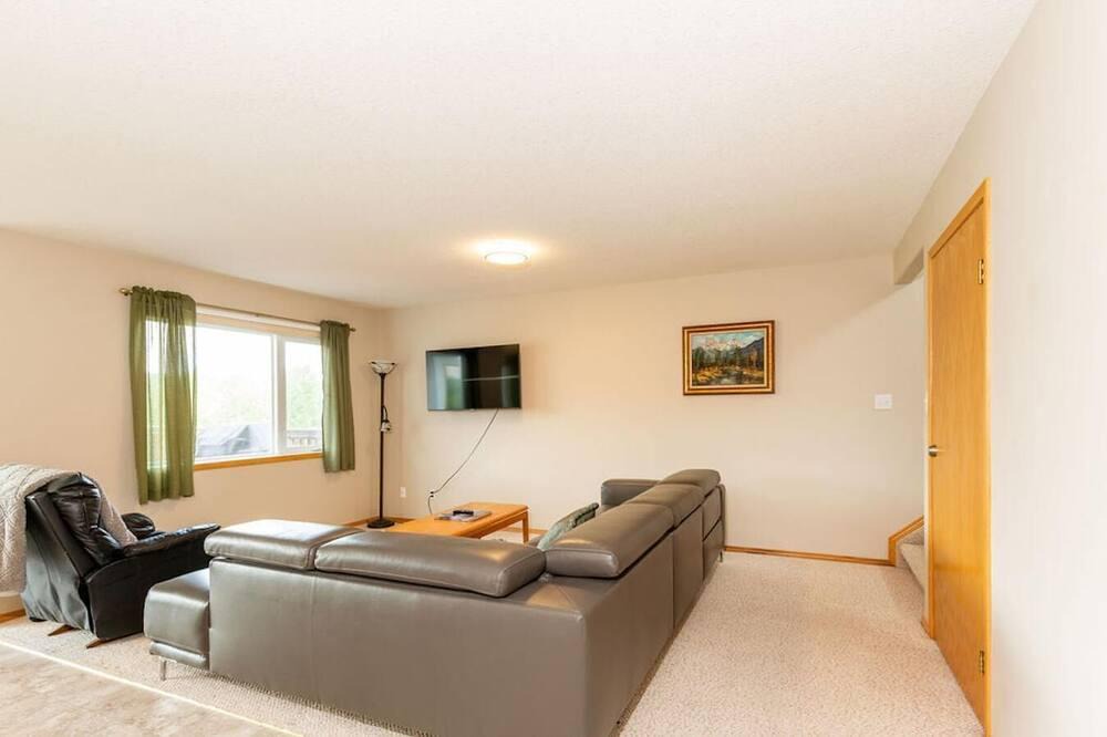 Division No. 3 House | 5 minutes from Waterton - sleeps 26 - WCV Unit A&C