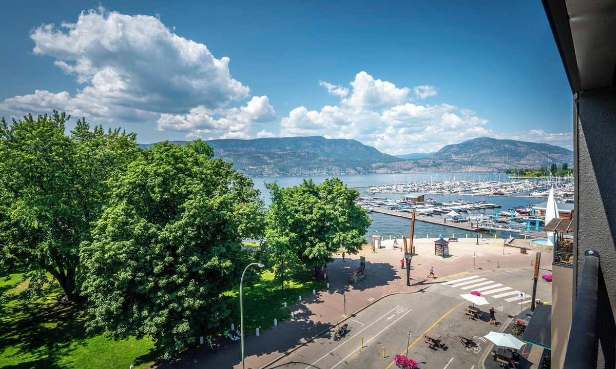 Kelowna Central Business District Condo | 5 Star Penthouse Condo with 2 beds on the Lakefront Downtown Kelowna