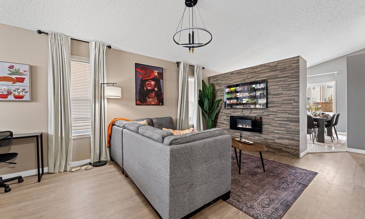 Southeast Edmonton House | 5BR Wild Rose* Meadows | AC | Garage | Sleeps 12