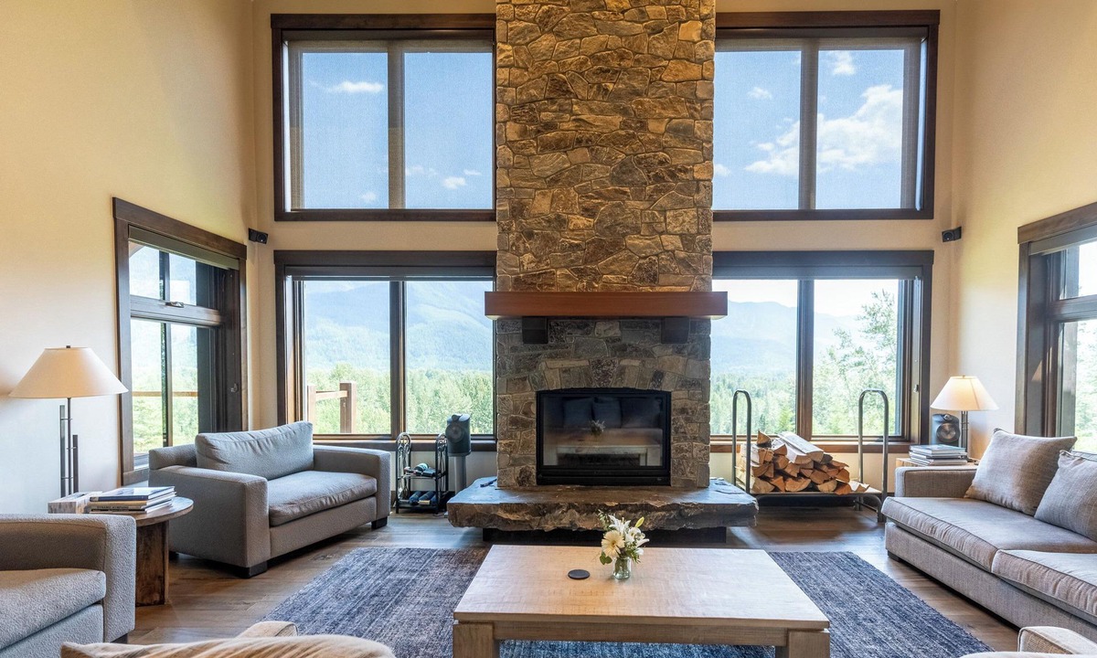 Fernie House | 7 BEDROOMS | SLEEPS 14 ADULTS | HOT TUB | POOL TABLE | LUXURY