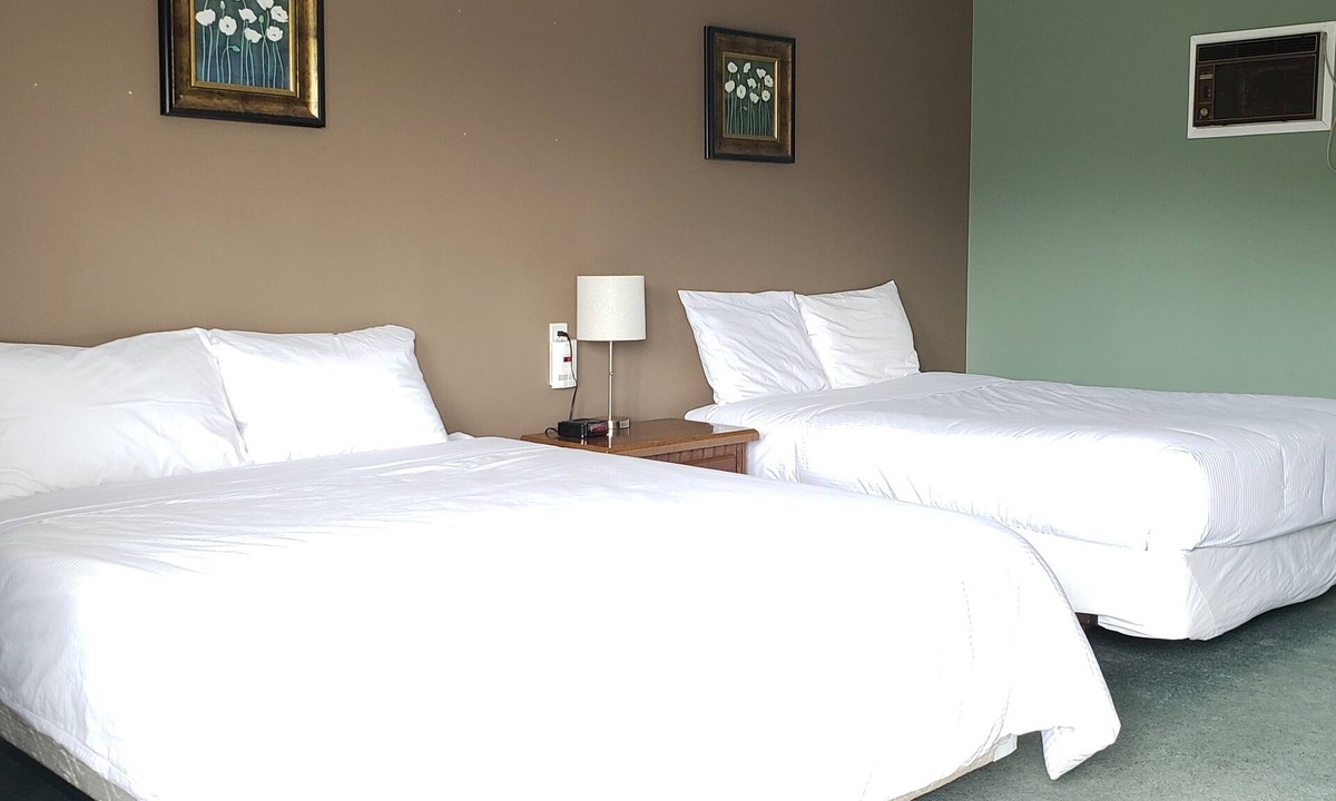 100 Mile House Hotel | 99 Mile Motel