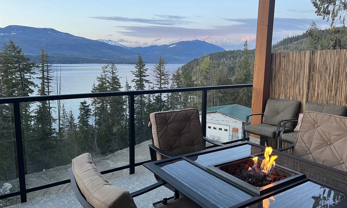 Blind Bay House | A Cozy And Modern Retreat On Shuswap Lake