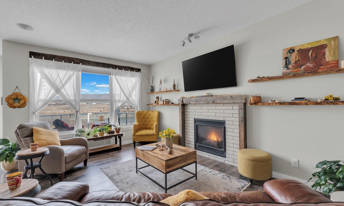 Cochrane House | AC | River & Mountains Views | Backyard | BBQ | Wet BAR | Movie Room | Fireplace