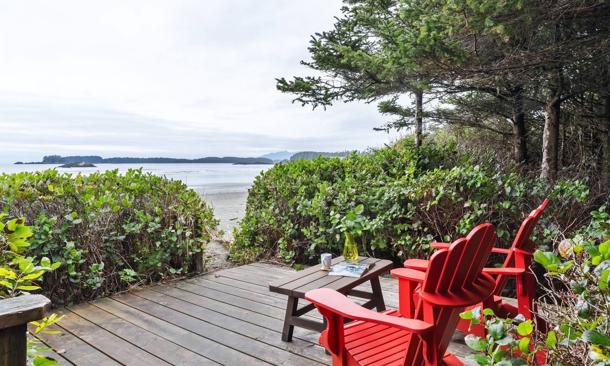 Tofino House | Alaqua on the Beach-100 feet of beachfront hot tub