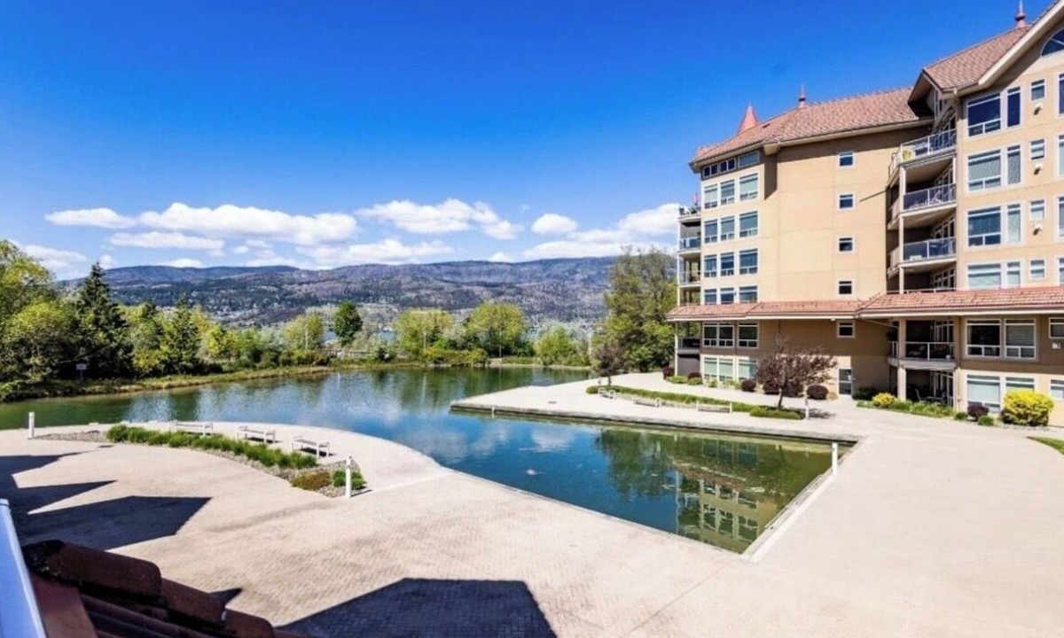 North End House | Amazing, vast townhouse on Lake Okanagan.