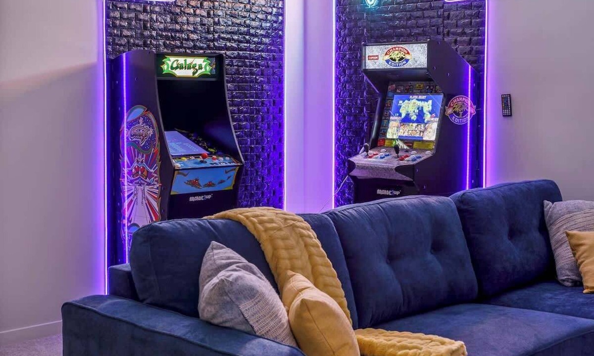 Keith House | Arcade, Neon Lights, 70 min Banff , Local Coffee