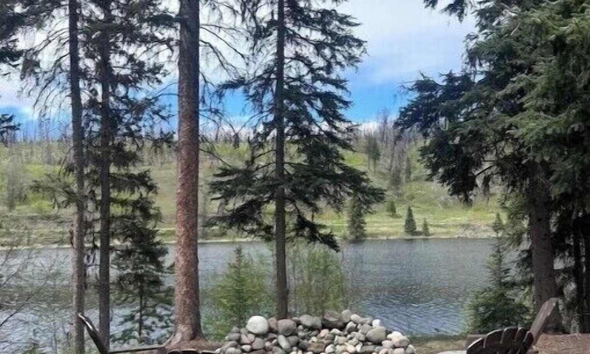 70 Mile House Cabin | Aspen View Cottage on the Lake