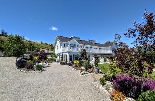 Central Okanagan Bed & Breakfast | Autumn Lane B&B, Farmhouse Elegance & Stunning Lakeviews