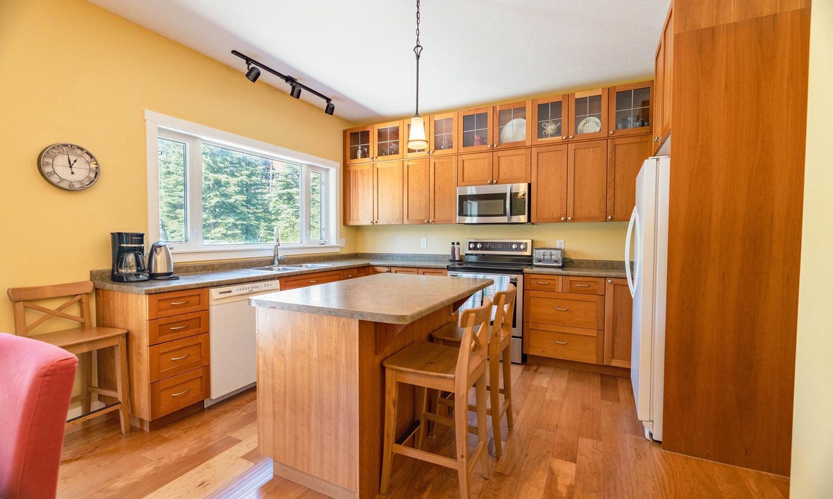 Nordegg House | Baldy Mountain Lodge Nordegg, Mountain Views, Sleeps 8, EV charger on Site