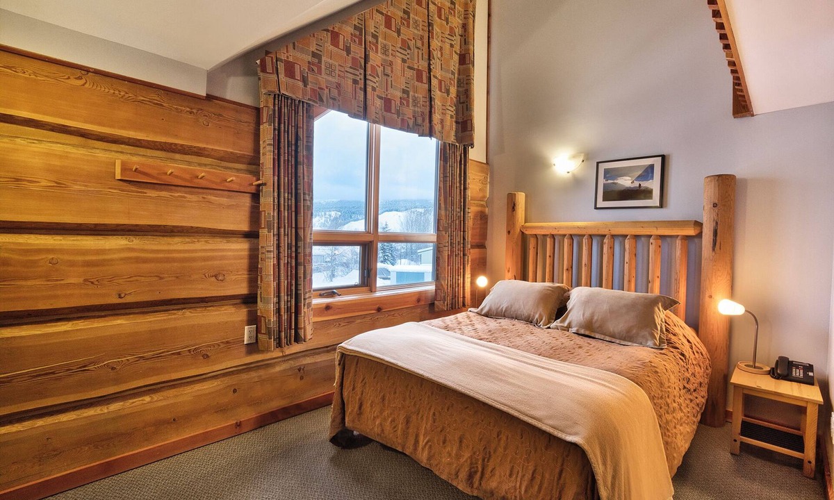Golden Cabin | Basecamp Lodge Golden | Queen and Two Twins